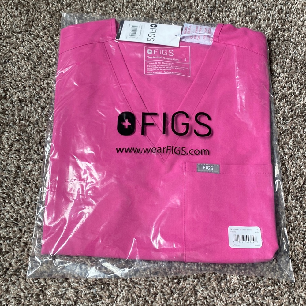 NET Figs catarina top. Electric pink. Small.
